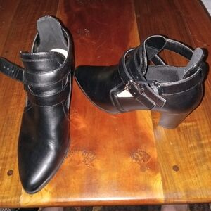 7W Liz Claiborne ankle boots with straps